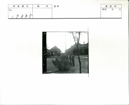 士兵与火车轨道历史场景.jpg
