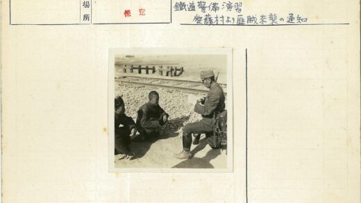 士兵与男子在火车轨道旁.jpg