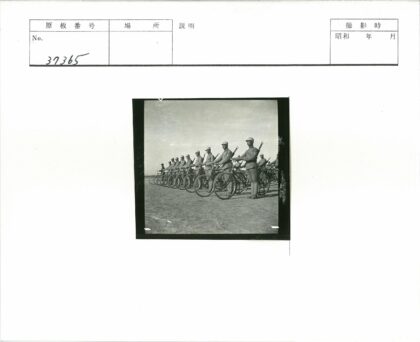 士兵与自行车在尘土飞扬地.jpg