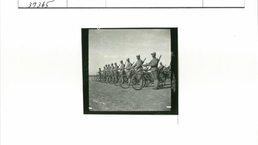士兵与自行车在尘土飞扬地.jpg