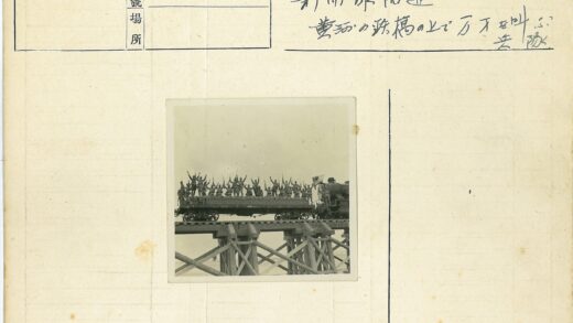 士兵与蒸汽机车在木桥合影.jpg