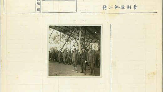 士兵与金属结构下的旗帜.jpg