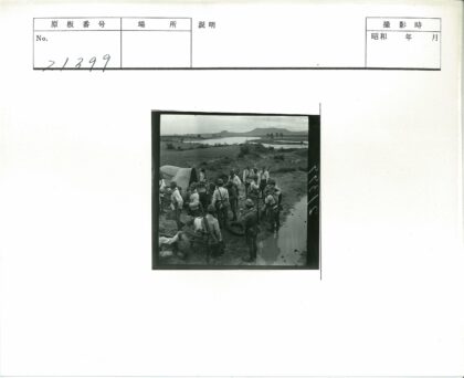 士兵与马车在泥泞小路旁.jpg
