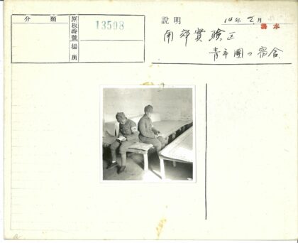 士兵专注阅读上下铺.jpg