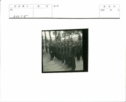士兵举旗户外树林背景.jpg