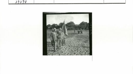 士兵举旗沙地训练场景.jpg