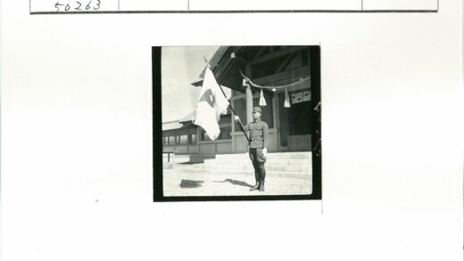 士兵举旗站传统建筑前.jpg