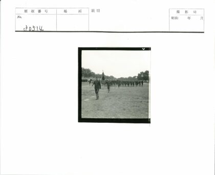 士兵举旗行军树林背景.jpg