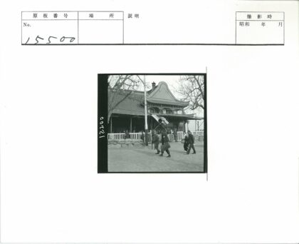 士兵举旗走过传统建筑.jpg