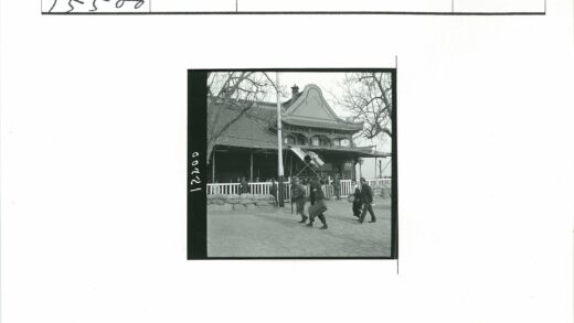 士兵举旗走过传统建筑.jpg
