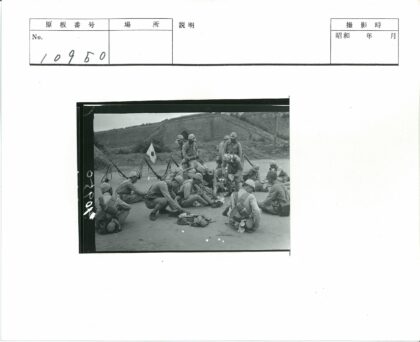 士兵休憩与旗帜石墙背景.jpg