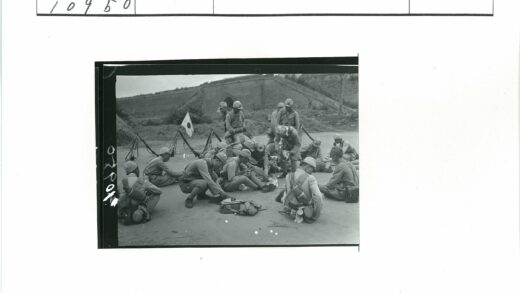 士兵休憩与旗帜石墙背景.jpg