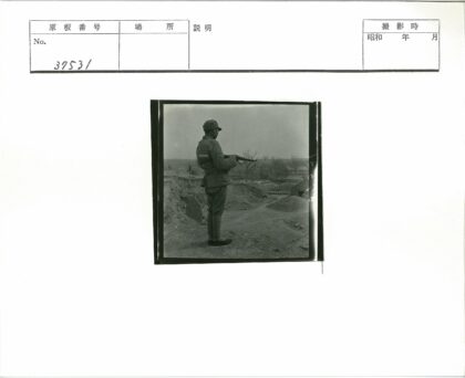 士兵俯瞰村庄的步枪背影.jpg