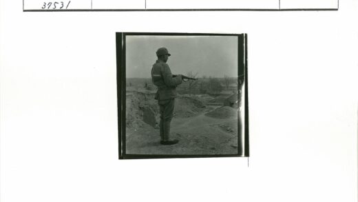士兵俯瞰村庄的步枪背影.jpg