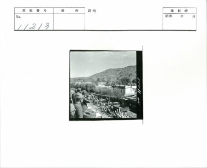 士兵俯瞰街道行军群山背景.jpg