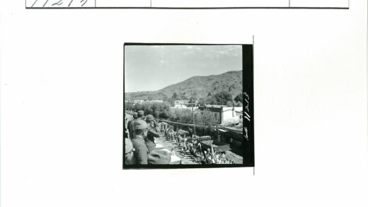 士兵俯瞰街道行军群山背景.jpg