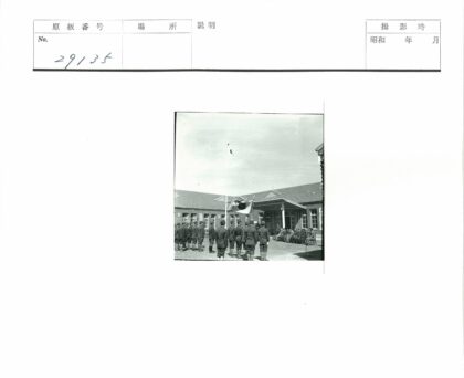 士兵列队与国旗建筑前合影.jpg