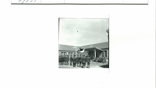 士兵列队与国旗建筑前合影.jpg