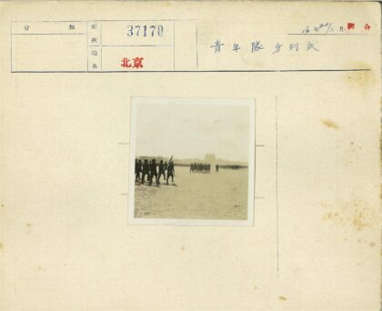 士兵列队与大型建筑历史场景.jpg