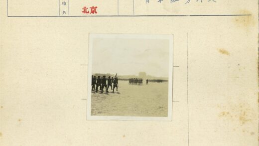 士兵列队与大型建筑历史场景.jpg