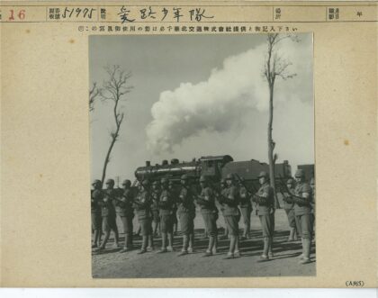士兵列队与蒸汽火车背景.jpg