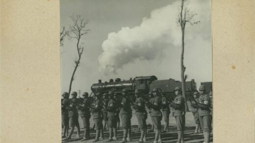 士兵列队与蒸汽火车背景.jpg