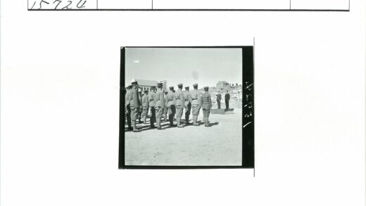 士兵列队与西装男子户外平台合影.jpg