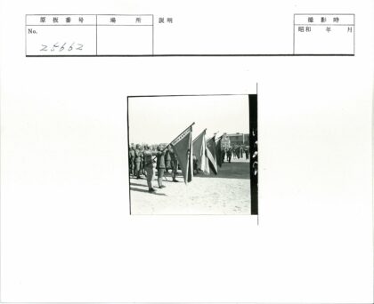士兵列队举旗仪式建筑背景.jpg