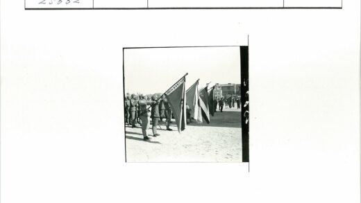 士兵列队举旗仪式建筑背景.jpg