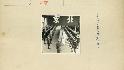 士兵列队举旗平台展示.jpg