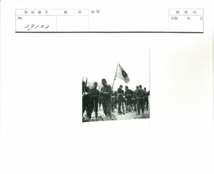 士兵列队举旗户外军装草地.jpg