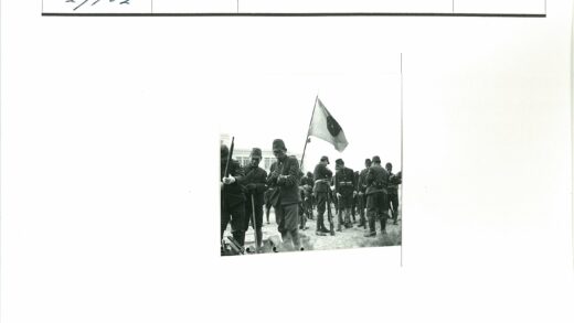 士兵列队举旗户外军装草地.jpg