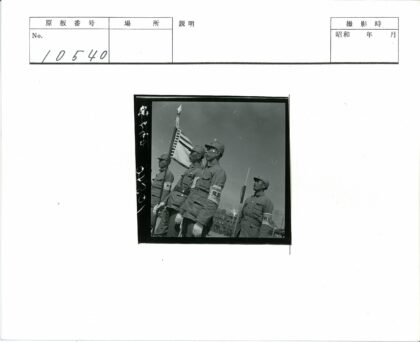 士兵列队举旗晴空建筑背景.jpg