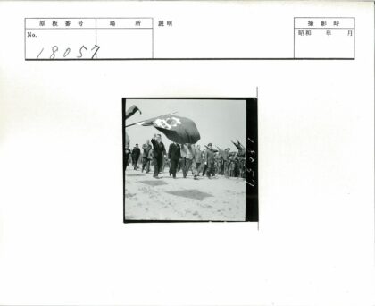 士兵列队举旗沙地行军.jpg