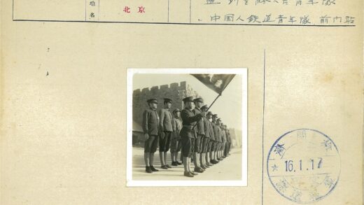 士兵列队举旗石墙背景.jpg