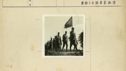 士兵列队举旗草地行军.jpg