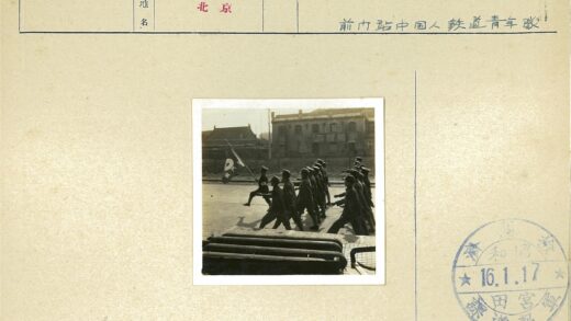 士兵列队举旗行进.jpg