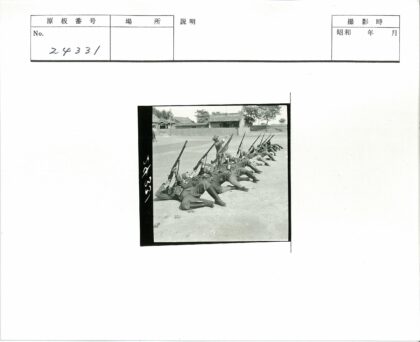 士兵列队举枪仰射训练.jpg