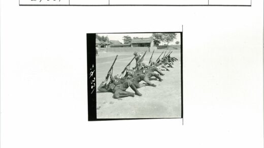 士兵列队举枪仰射训练.jpg
