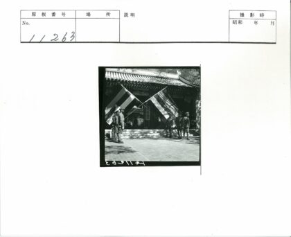 士兵列队传统建筑前.jpg