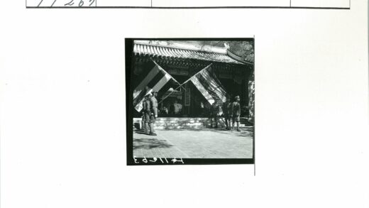 士兵列队传统建筑前.jpg