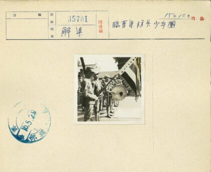 士兵列队传统建筑前举旗击鼓.jpg