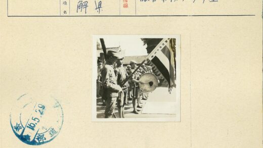 士兵列队传统建筑前举旗击鼓.jpg