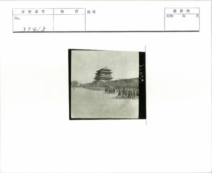 士兵列队传统建筑背景.jpg