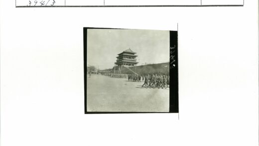 士兵列队传统建筑背景.jpg