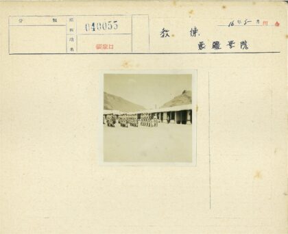 士兵列队山脉背景建筑.jpg
