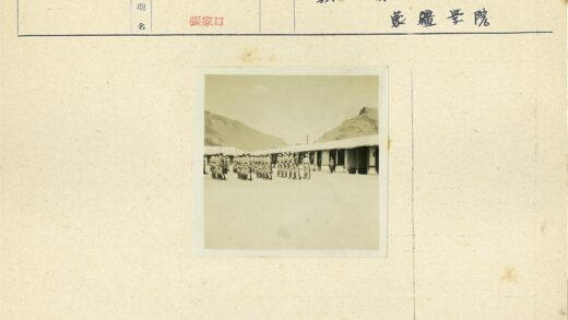 士兵列队山脉背景建筑.jpg