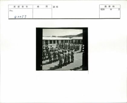 士兵列队建筑前丘陵背景.jpg