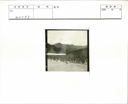 士兵列队建筑山脉背景.jpg
