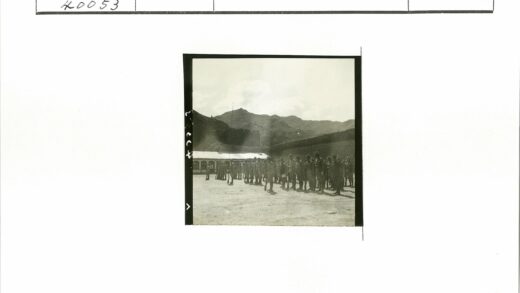士兵列队建筑山脉背景.jpg